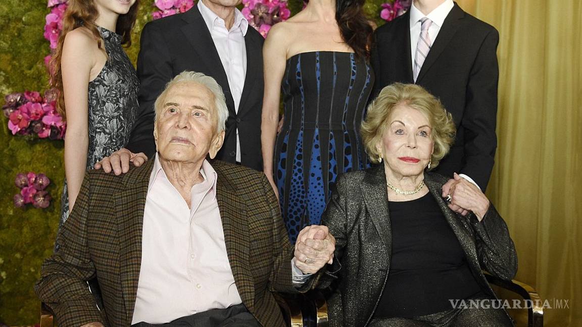 $!Así festejó Kirk Douglas sus 100 años