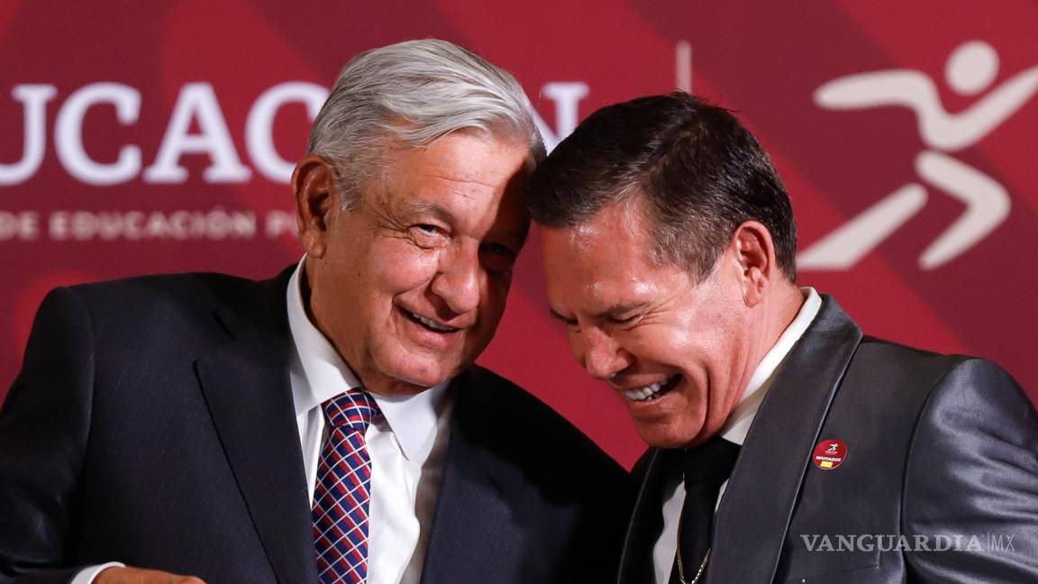 AMLO entre a Julio César Chávez el Premio Nacional del Deporte