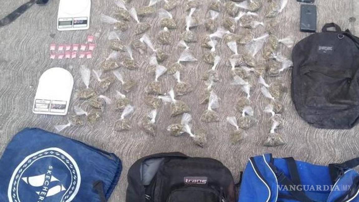 $!Tras una revisión a sus pertenecias a los presuntos se les aseguraron armas, así como diversas dosis de droga