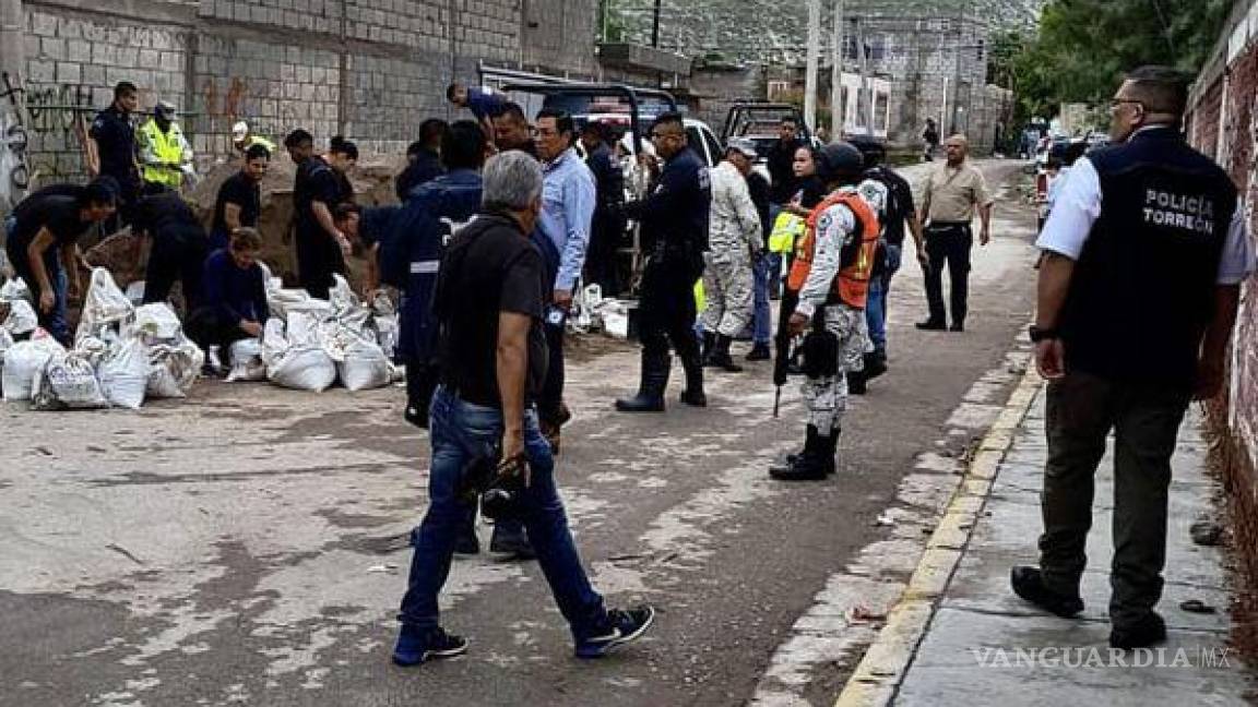 Policías, bomberos y soldados apoyan en desfogue de laguna en Torreón