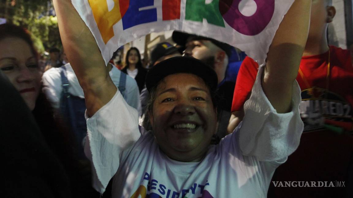$!Simpatizantes del presidente electo de Colombia, Gustavo Petro, celebran tras los resultados de las elecciones presidenciales en Bucaramanga, Colombia.