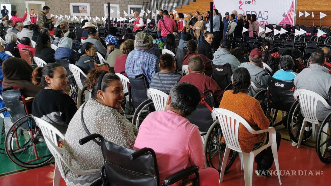 A través del programa Ruedas de Esperanza, DIF Acuña entrega 140 sillas de ruedas