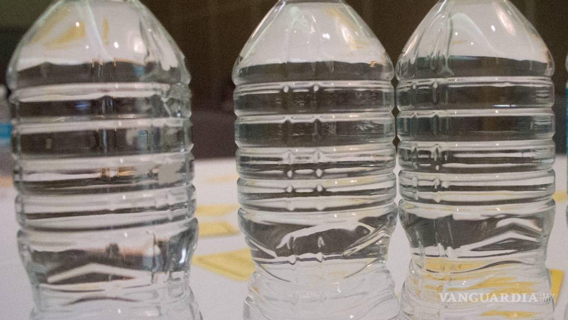 $!En esta nueva investigación se hallaron de 10 a 100 veces más nanoplásticos que micropásticos en el agua embotellada.