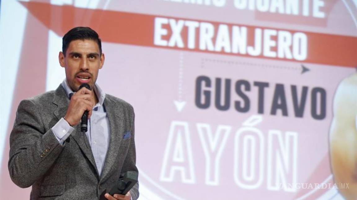 Gustavo Ayón la 'clava' en España y recibe el premio al mejor extranjero