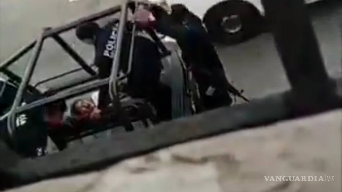 Exhiben en video a policías golpeando a mujer detenida en Tabasco