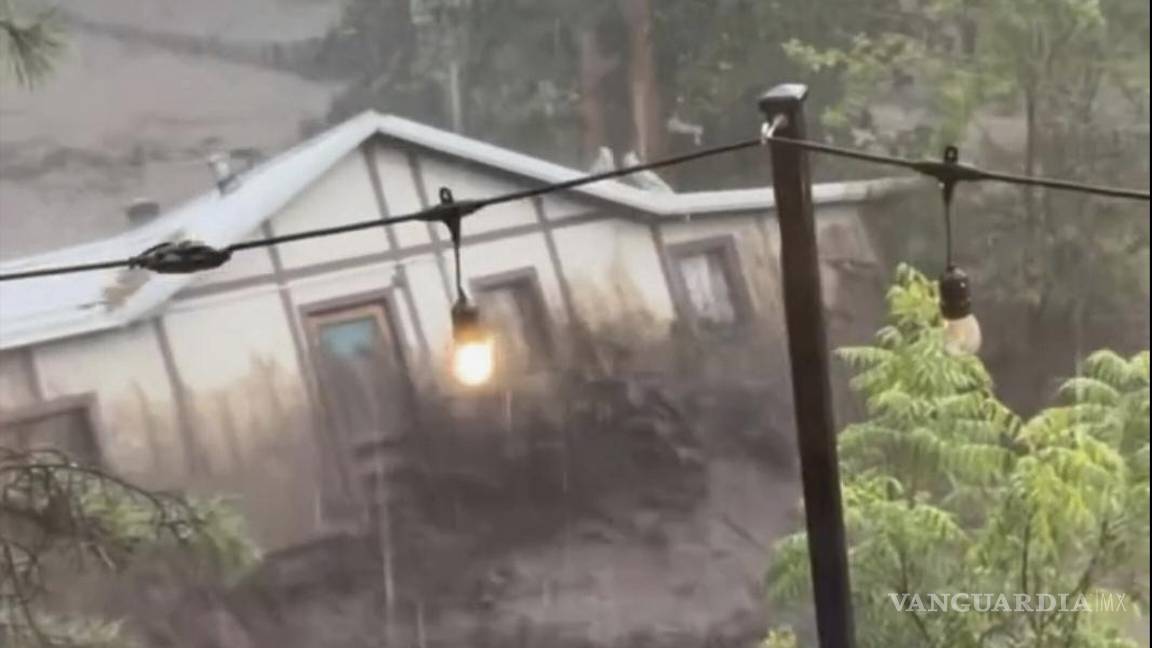 $!En este fotograma, una casa es arrastrada por una riada detrás de otra casa en Ruidoso, Nuevo México, el martes 8 de julio de 2025.