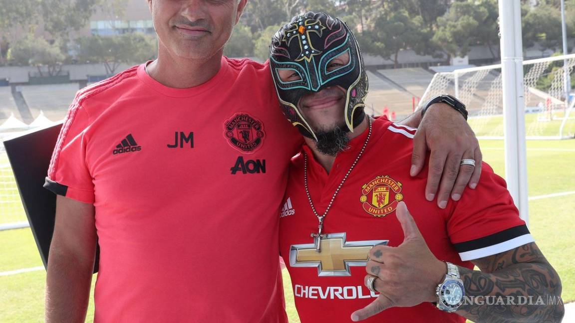 Rey Mysterio se toma la del recuerdo con José Mourinho