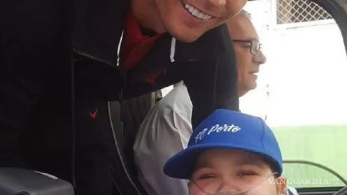 Cristiano Ronaldo detiene camión de Portugal para abrazar a niño con leucemia