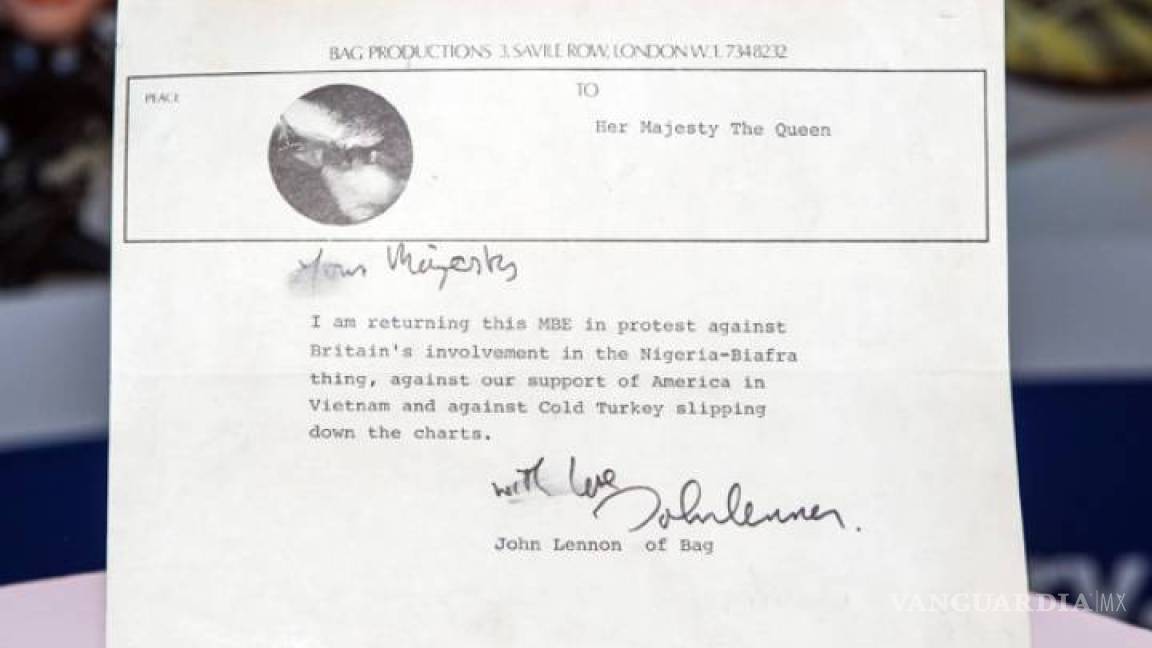 Sale a la luz una carta perdida de John Lennon para la reina Isabel II