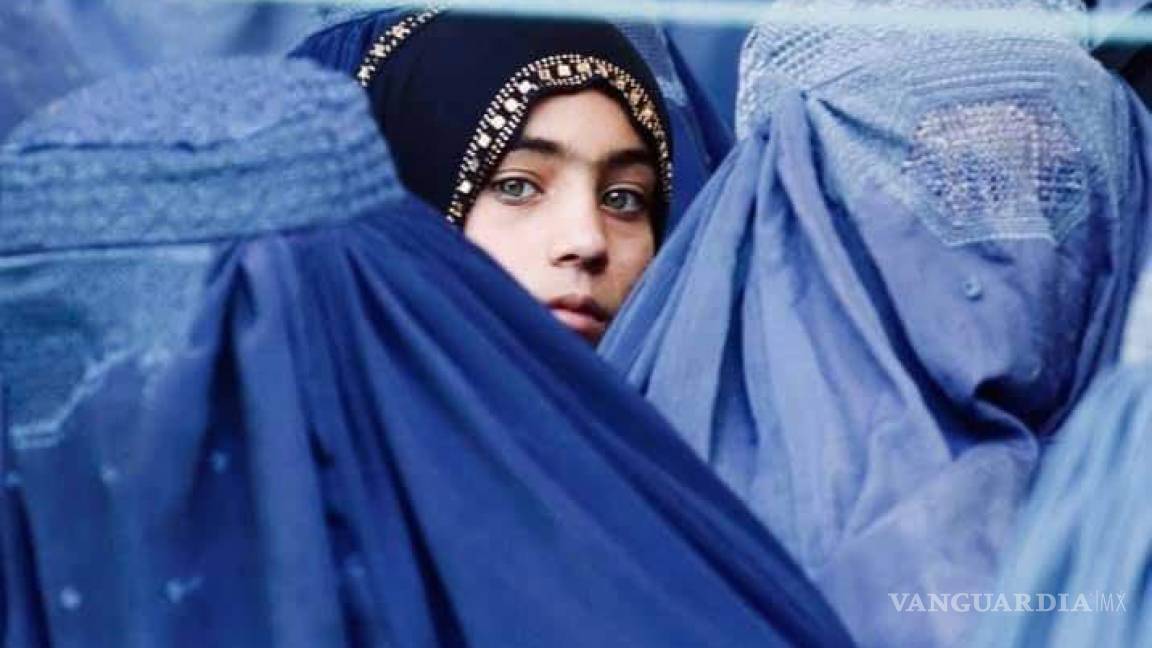 Mujeres en Afganistán: abandonadas a los talibanes, igual que hace 25 años
