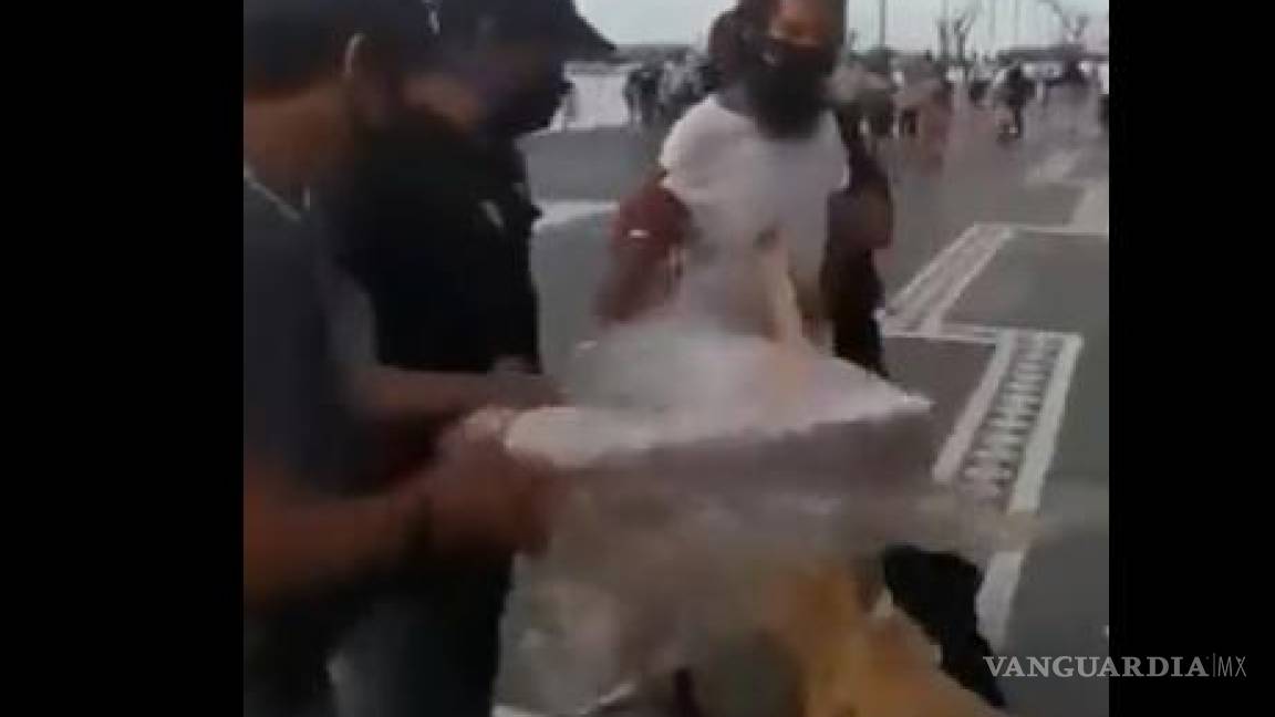 ¡Indignante! Policías de Veracruz reprimen violentamene a vendedor de pan... invidente