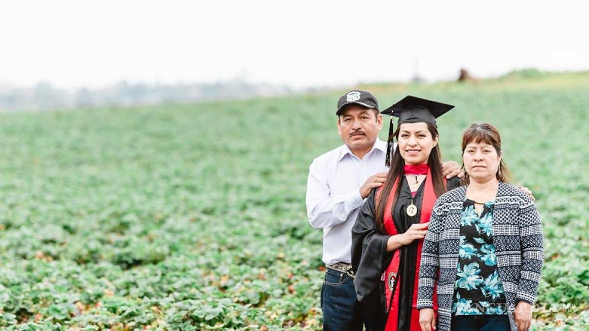 Hija de migrantes celebra su graduación en el campo donde trabajan sus padres en EU