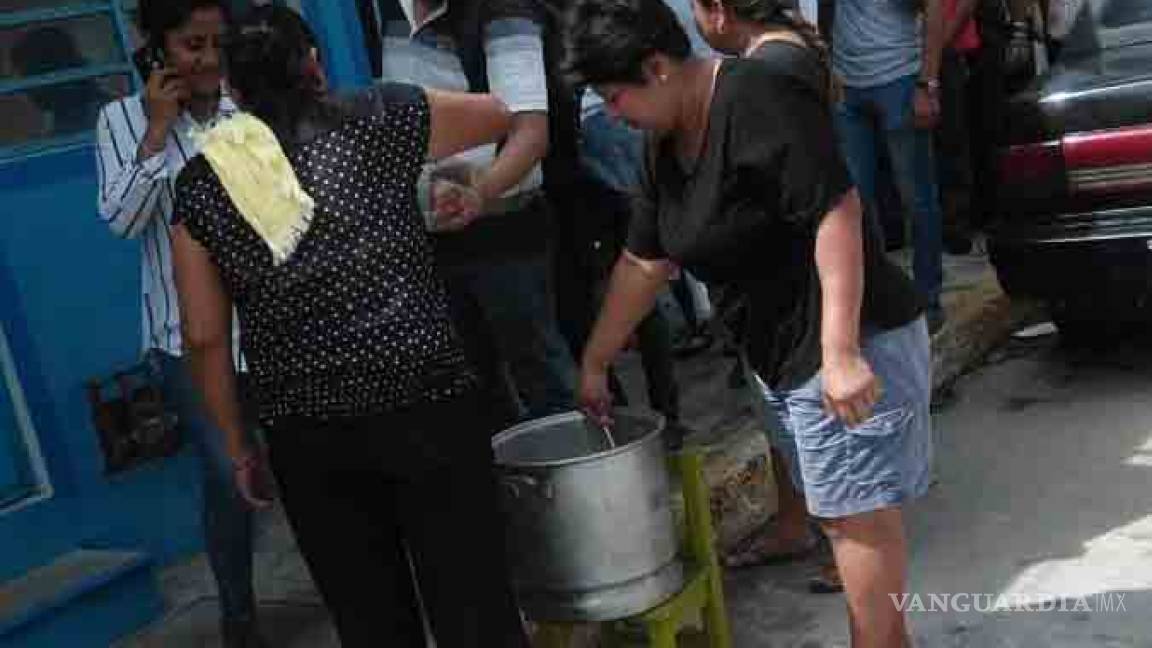Ciudadanos regalan comida a buscadores de empleo de refinería Dos Bocas