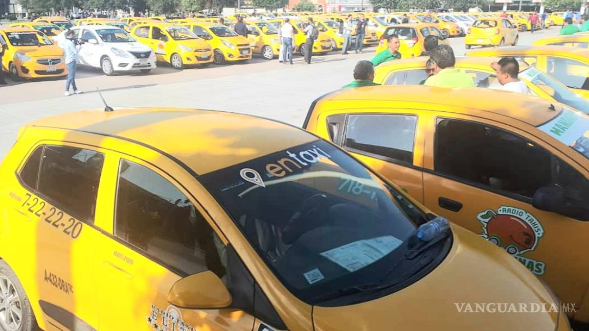 Taxistas protestan en Torreón contra UBER