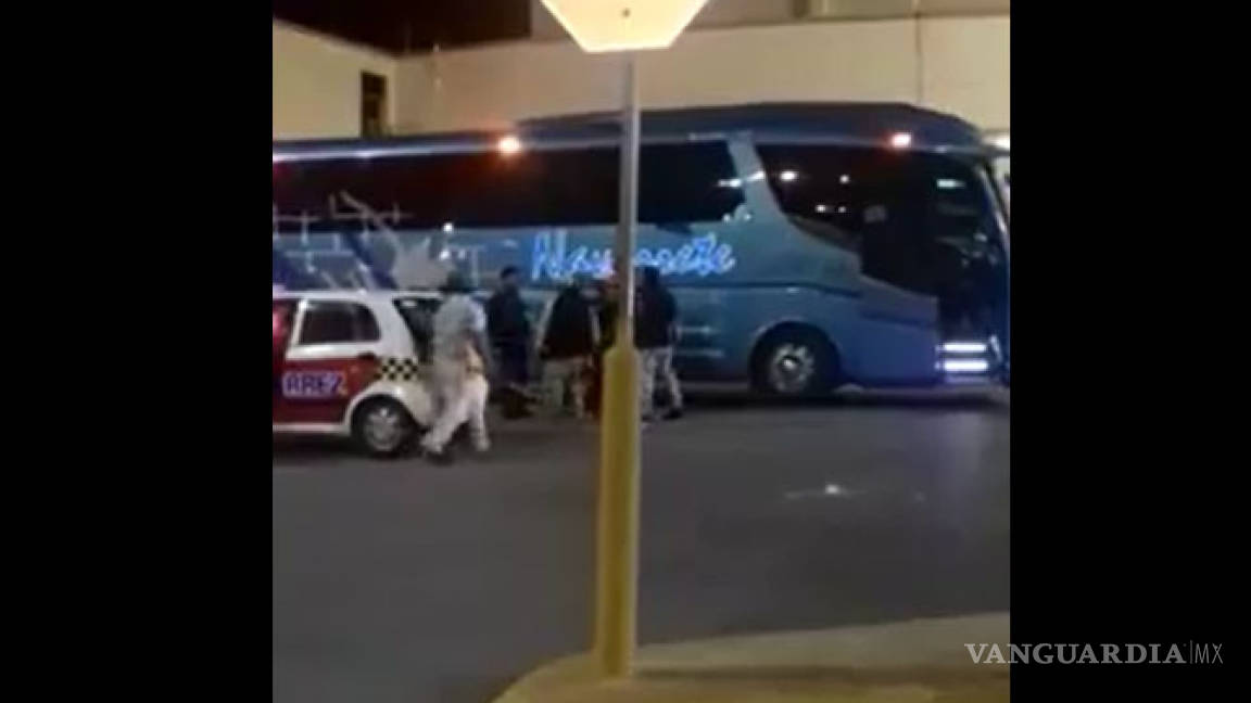 Agreden taxistas a conductor de transporte foráneo en Acuña (video)