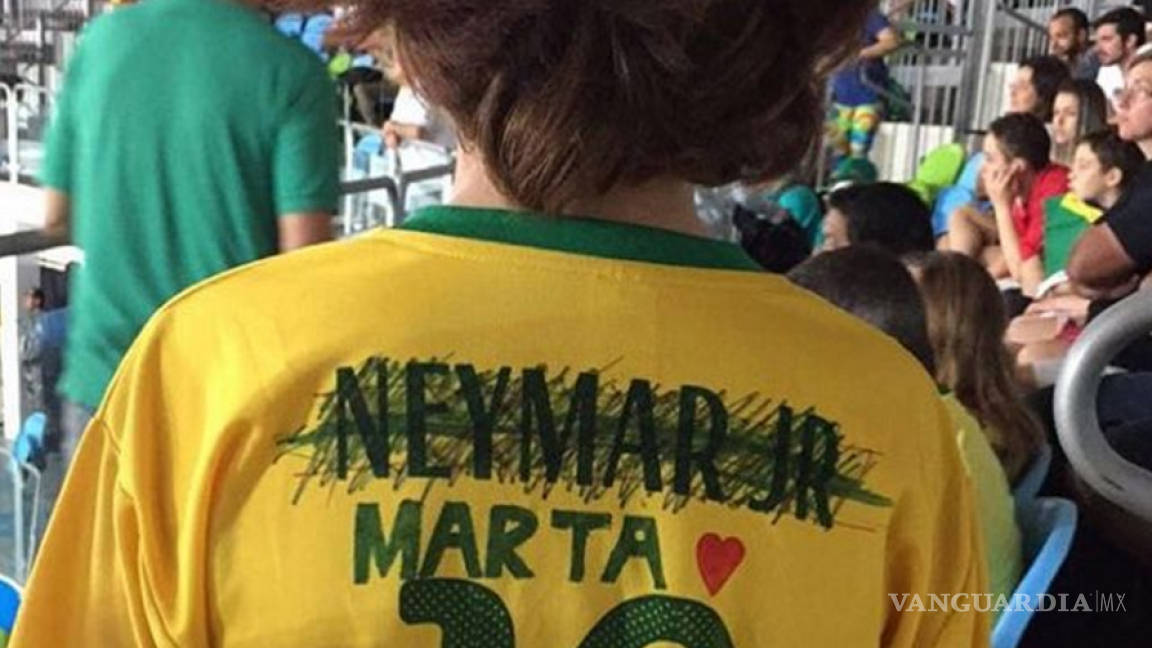 Niño brasileño tacha el nombre de Neymar de su playera