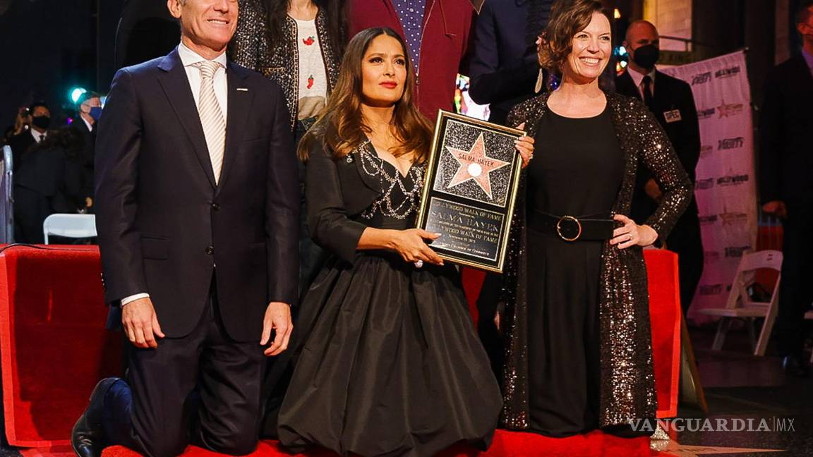$!Eric Garcetti, Chloe Zhao, Adam Sandler y sus amigos ven cómo la actriz Salma Hayek (c) recibe su estrella en el Paseo de la Fama de Hollywood en Hollywood (EU). EFE/Phillip Kim