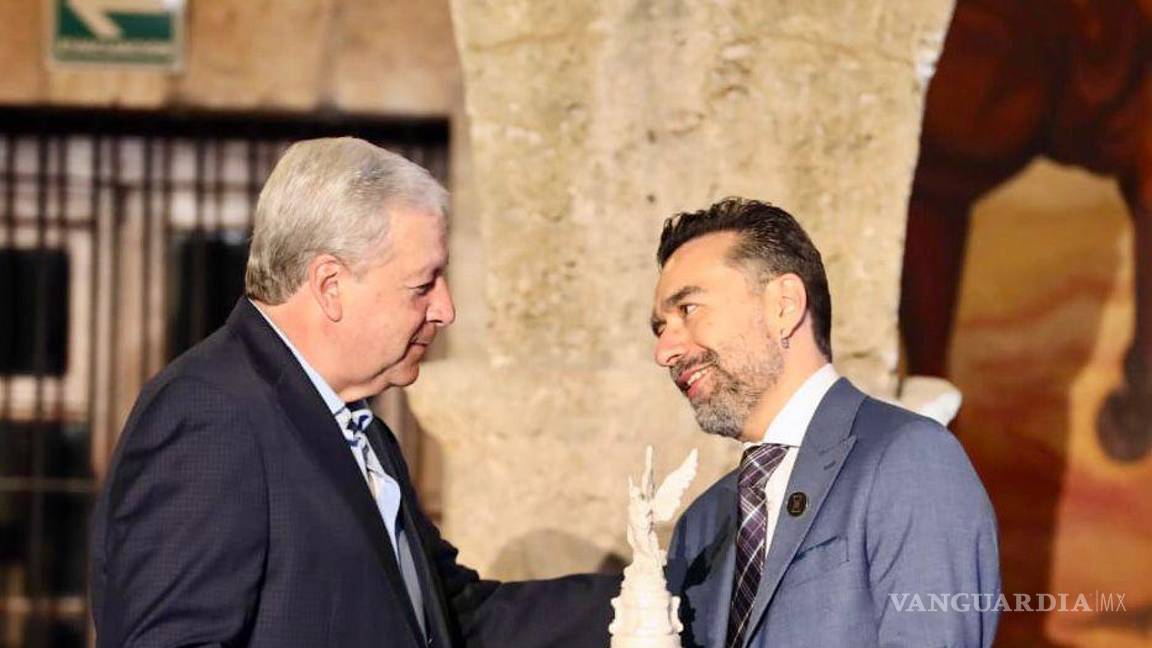 $!José María Fraustro Siller entrega la Presea Manuel Acuña al pianista Alejandro Reyes Valdés, distinguido artista saltillense.