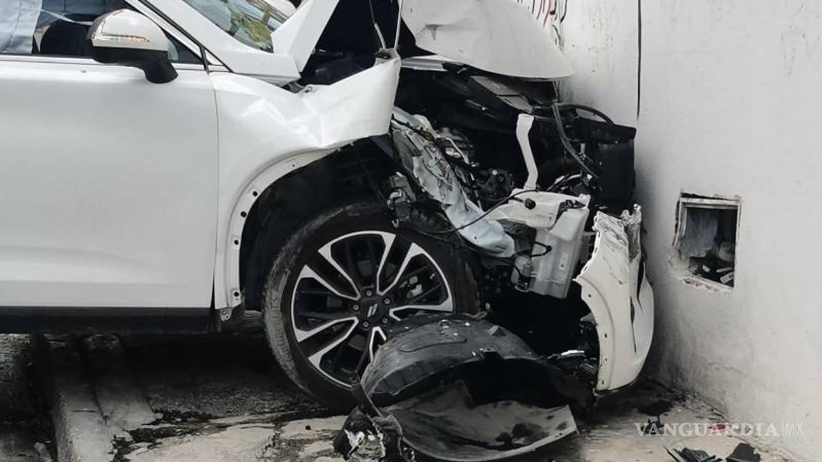 $!La Dodge Journey terminó con severos daños tras el choque múltiple.