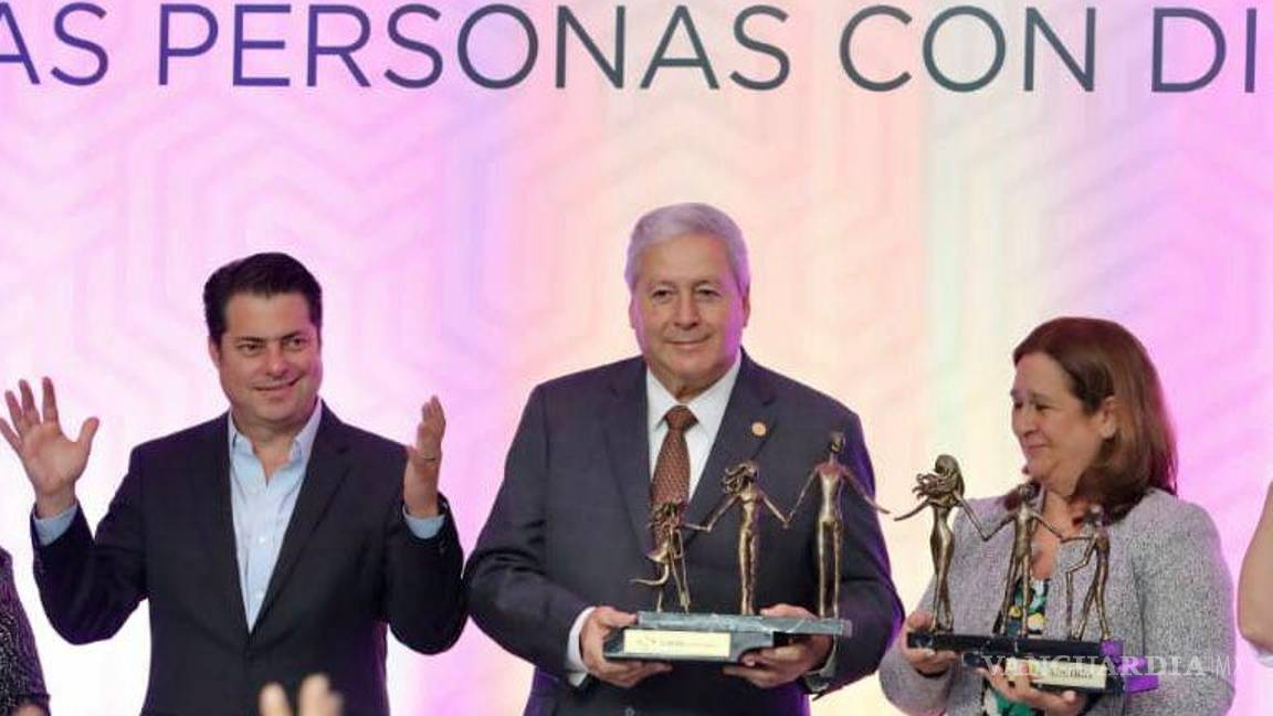 $!El Alcalde y su esposa Beatriz Dávila de Fraustro, recibieon la Estatuilla de la Inclusión, por parte del personal del DIF Saltillo.