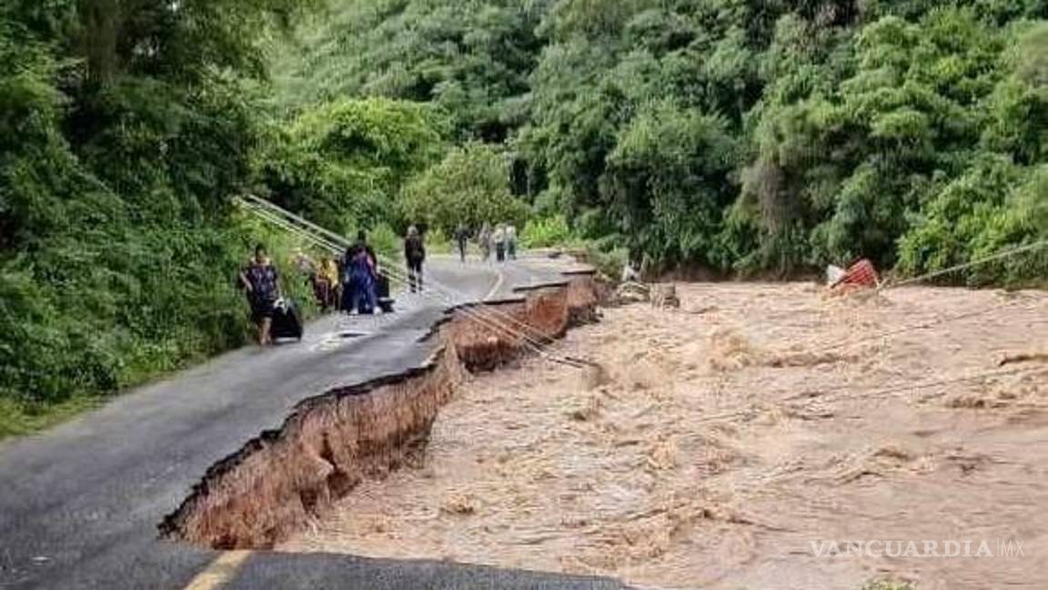 $!Huracán ‘John’ dejó daños en carreteras de Guerrero, Michoacán, Edomex y Oaxaca