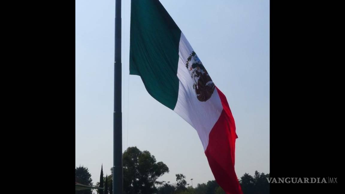 Izan lábaro patrio al revés en Día de la Bandera; Peña Nieto encabezó la ceremonia