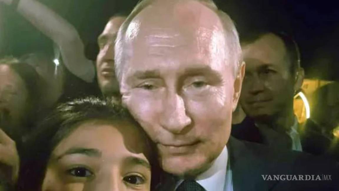 Putin aparece en la TV rusa siendo acosado por simpatizantes en una extraña aparición pública
