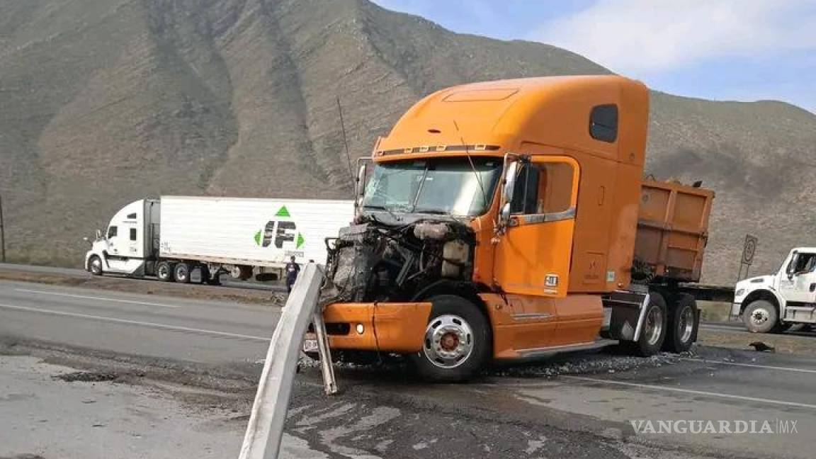 Tráiler choca contra poste y bloquea la carretera Monterrey-Saltillo