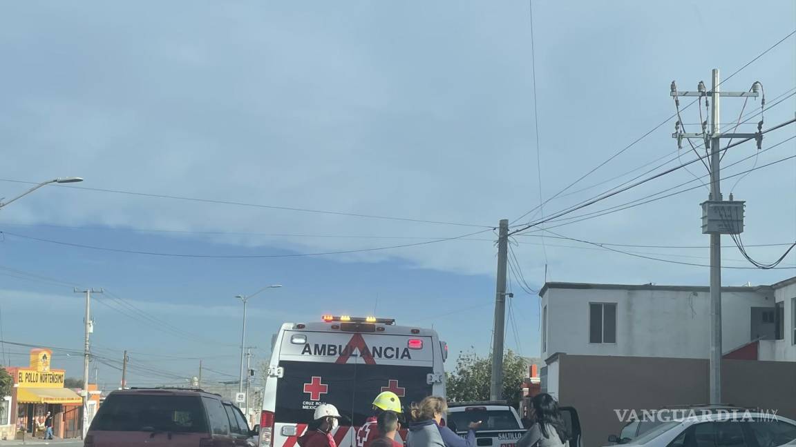 Saltillo: camioneta se queda sin frenos e impacta en farmacia; conductora y sus tres hijos resultan ilesos