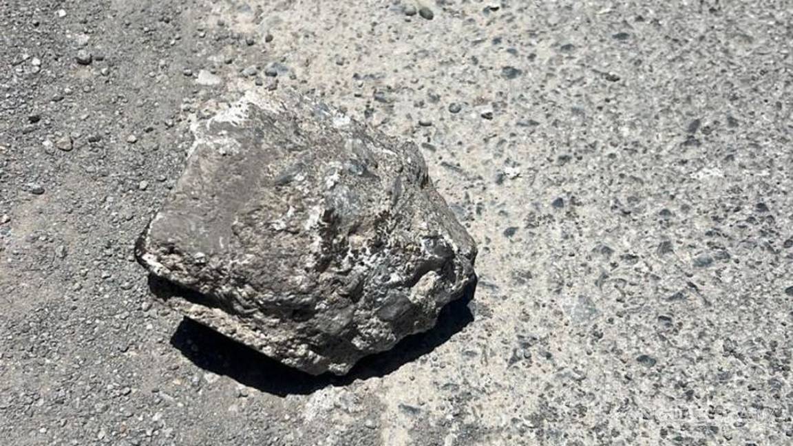 $!El pedazo de banqueta utilizado en la agresión, que causó graves heridas en la cabeza del hombre de 48 años.