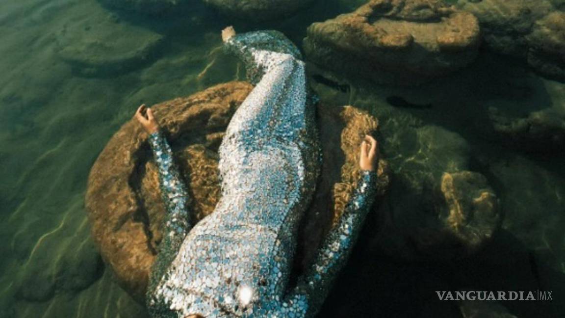 $!Cynthia Arrebola luce un vestido plateado en una de las pozas de Cuatro Ciénegas.