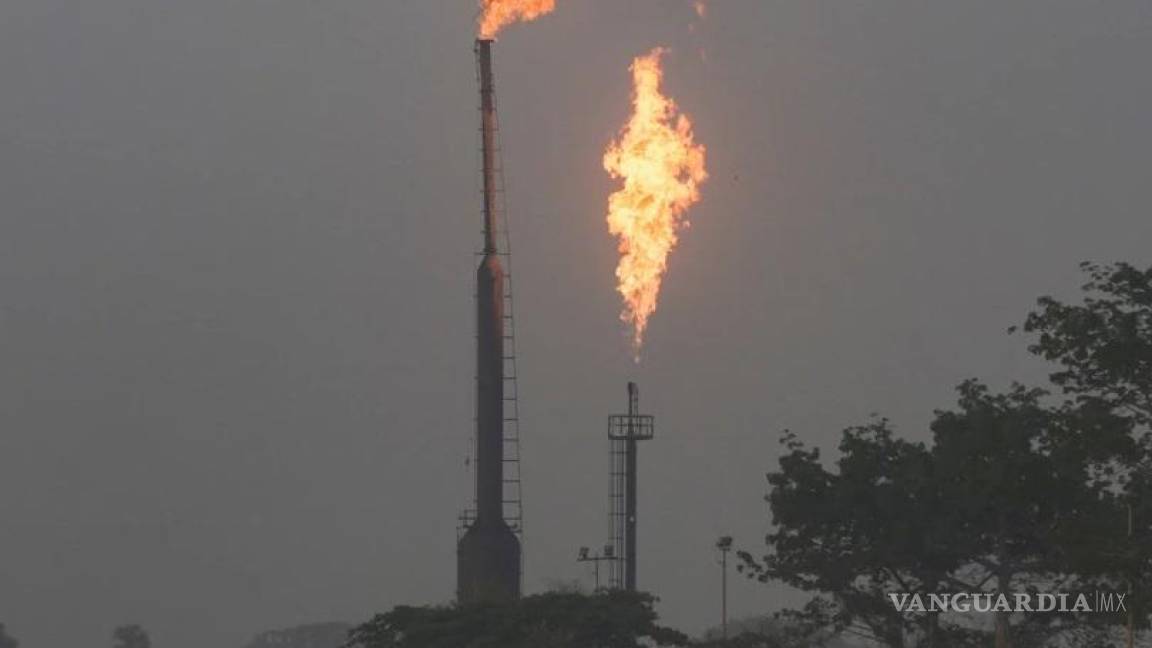 Pemex aumentó la quema de gas en campo Ixachi, pese a que prometió detener esa práctica