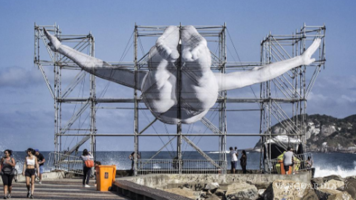 Artista instala atletas gigantes en Río de Janeiro