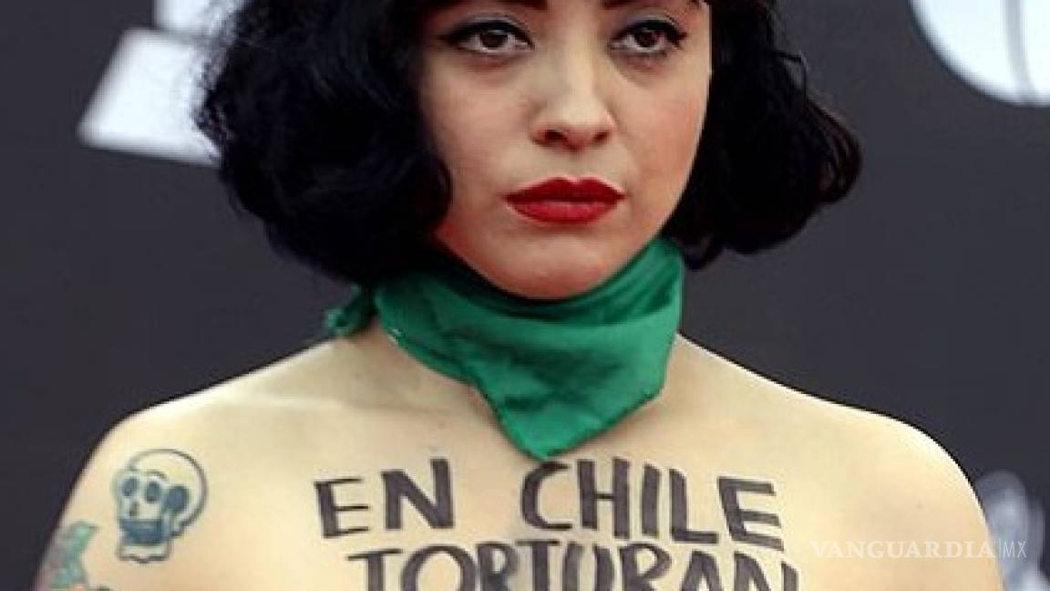 Mon Laferte protesta en toples por Chile en la alfombra roja de los Latin Grammys
