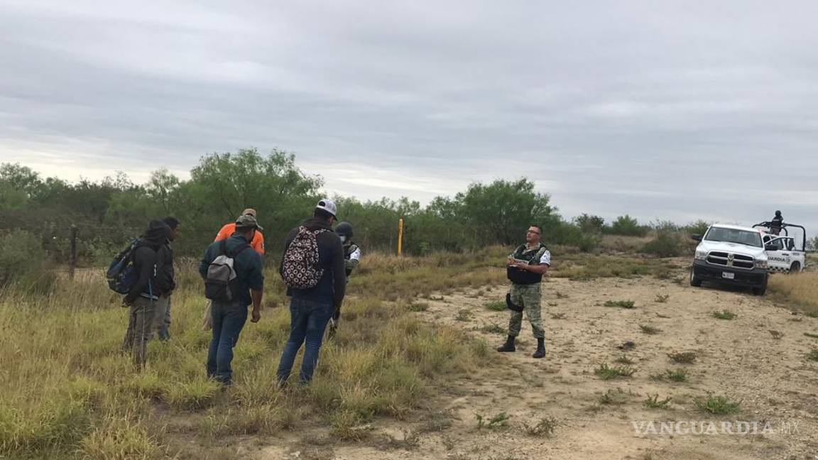 $!'Polleros' abandonan a migrantes en brechas de Piedras Negras