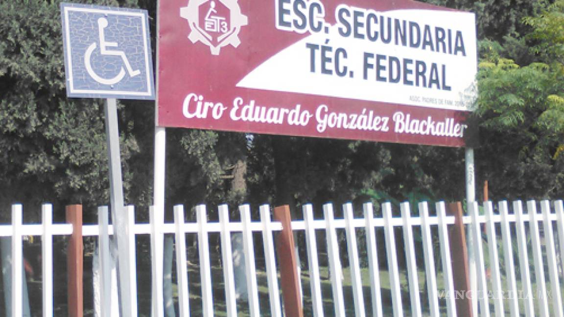 Maestros de secundaria trabajan bajo protesta en Monclova