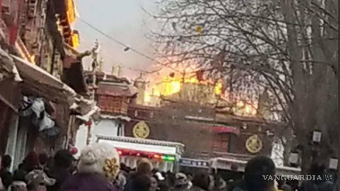 Incendio devora el mayor templo tibetano, sin víctimas