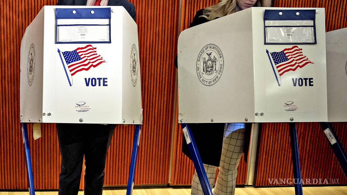 $!¡De tal palo tal astilla! Donald y Eric Trump revisan el voto de sus esposas