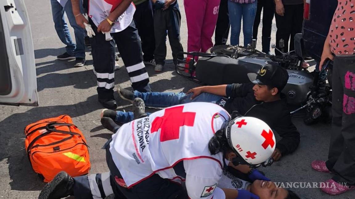 Estrellan moto contra un taxi por acelerados al sur de Saltillo