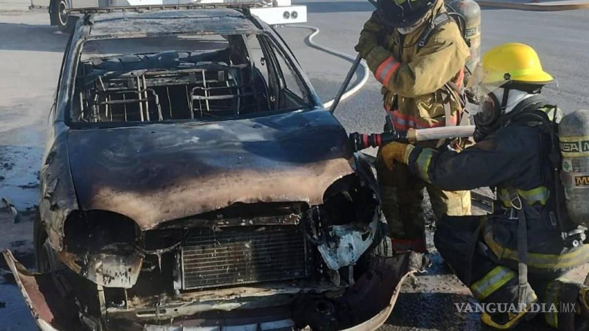 Se incendia auto cerca del Parque Industrial Ramos Arizpe
