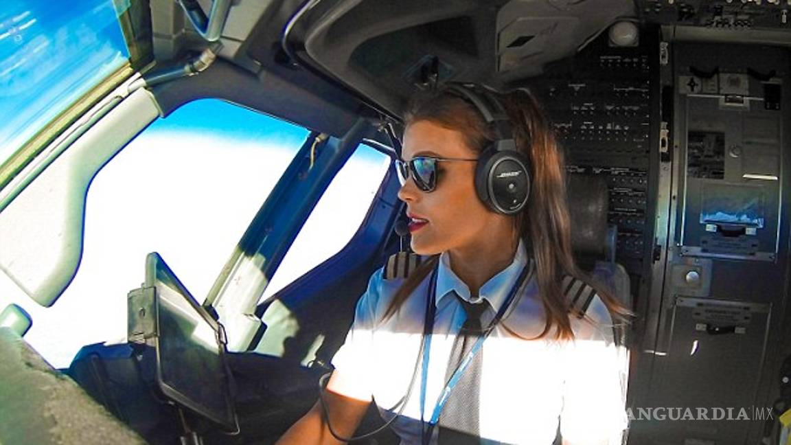 $!Esta podría ser la piloto más sexy del mundo, además practica yoga (fotos)