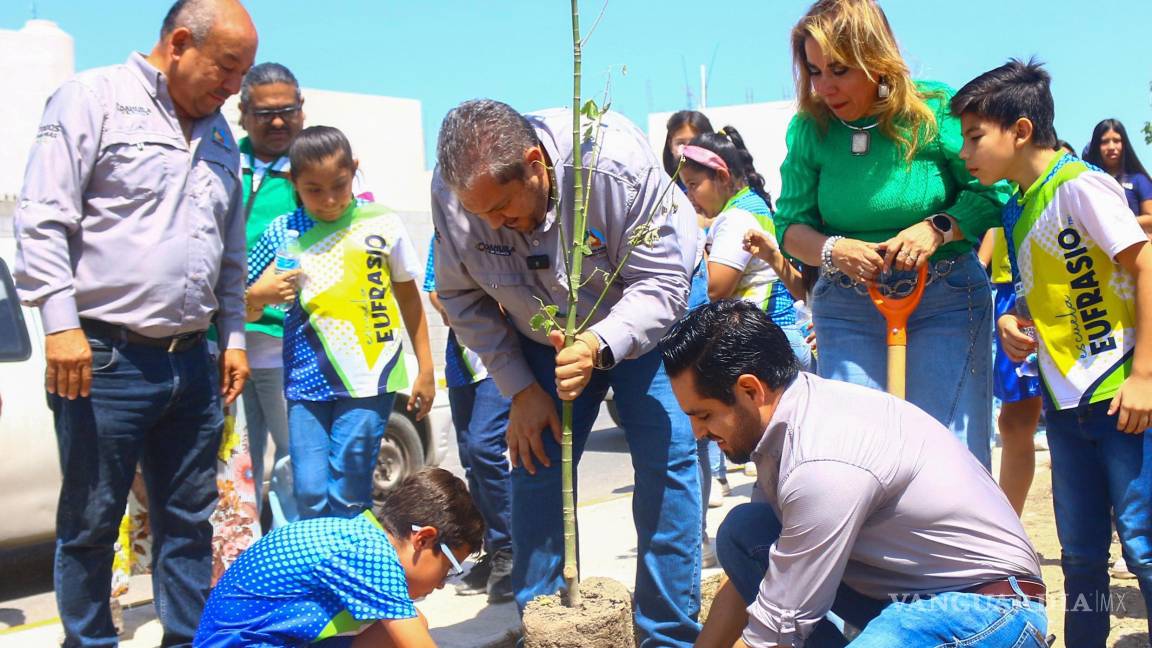 $!Funcionarios municipales participaron activamente en la reforestación, fomentando el trabajo en equipo y la conciencia ecológica.