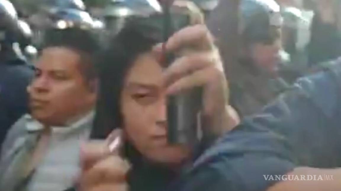 Mujer intenta prender fuego a un reportero durante marcha del 2 de Octubre en la CDMX