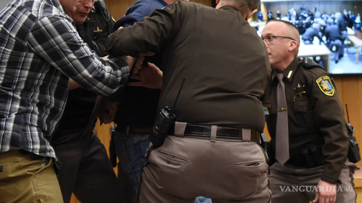 $!Padre de tres víctimas intenta agredir a Larry Nassar