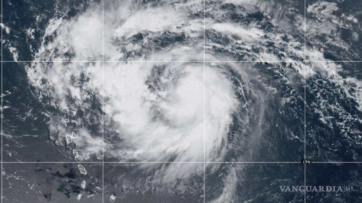 $!“Se pronostica que Erin explote en un poderoso huracán de categoría 4 a medida que se mueve a través de aguas muy cálidas en el Atlántico abierto” dijo DaSilva.