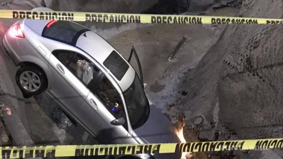 Regio cae con su Mercedes Benz en socavón en San Pedro Garza García