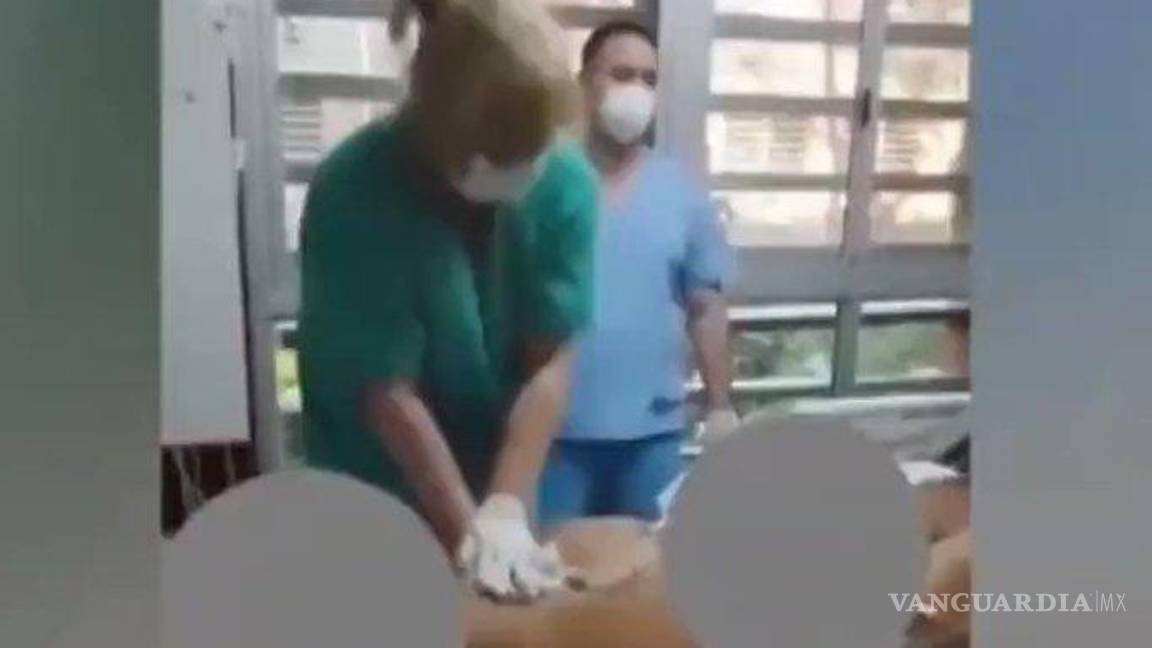 Médicos ríen mientras reanimaban a un paciente y lo graban; los suspenden