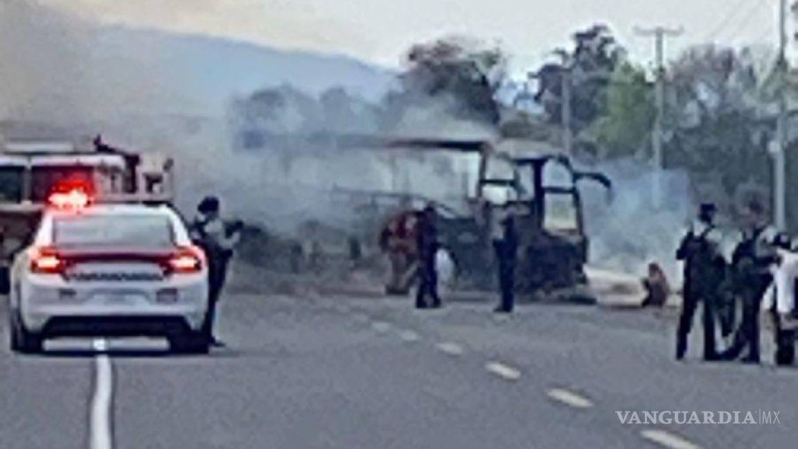 Guanajuato: Tras enfrentamiento armado, incendian camión de pasajeros en plena carretera