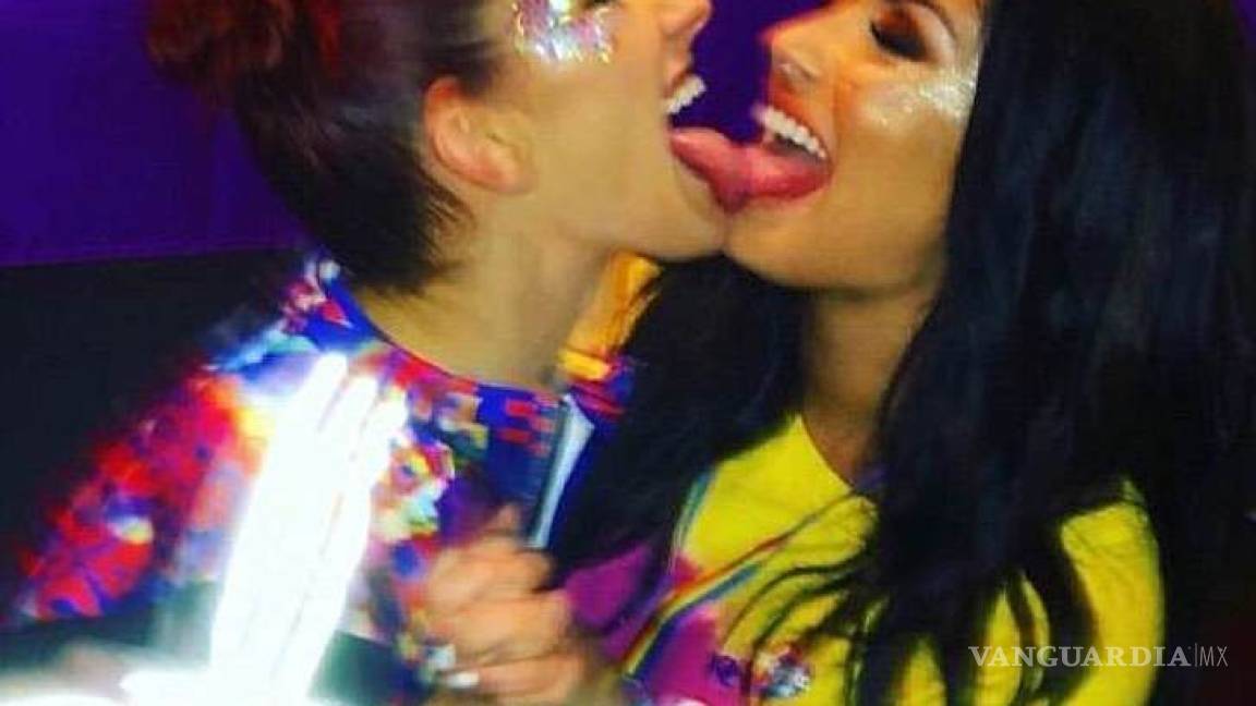 Demi Lovato se besa con mujer, sube foto y luego la elimina