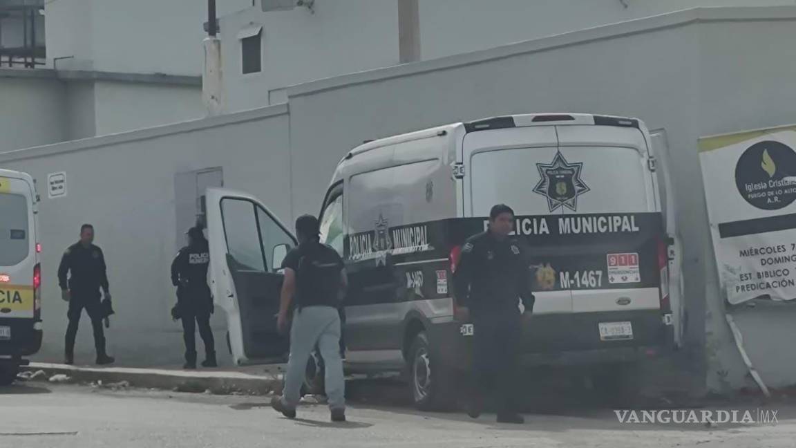 Policía de Saltillo sufre accidente y choca contra muro en Fundadores